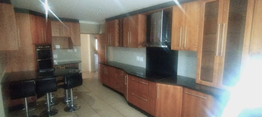 To Let 5 Bedroom Property for Rent in Sonneveld Gauteng