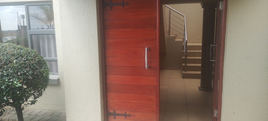 To Let 5 Bedroom Property for Rent in Sonneveld Gauteng