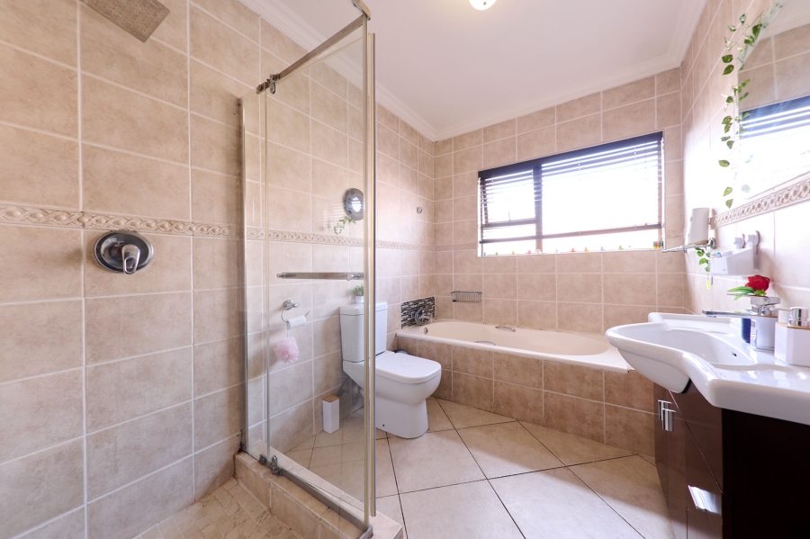 4 Bedroom Property for Sale in Halfway Gardens Gauteng