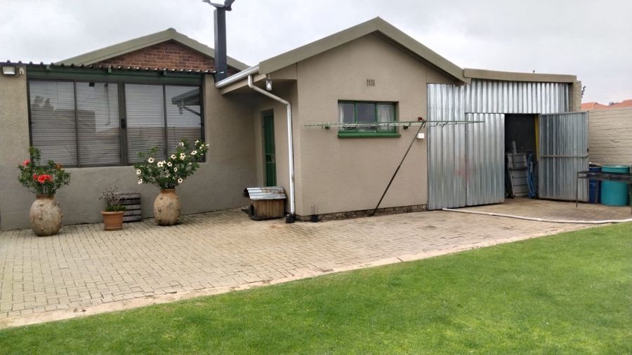 4 Bedroom Property for Sale in Greenhills Gauteng