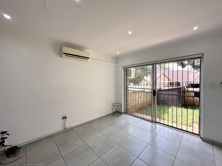 2 Bedroom Property for Sale in Heuwelsig Estate Gauteng