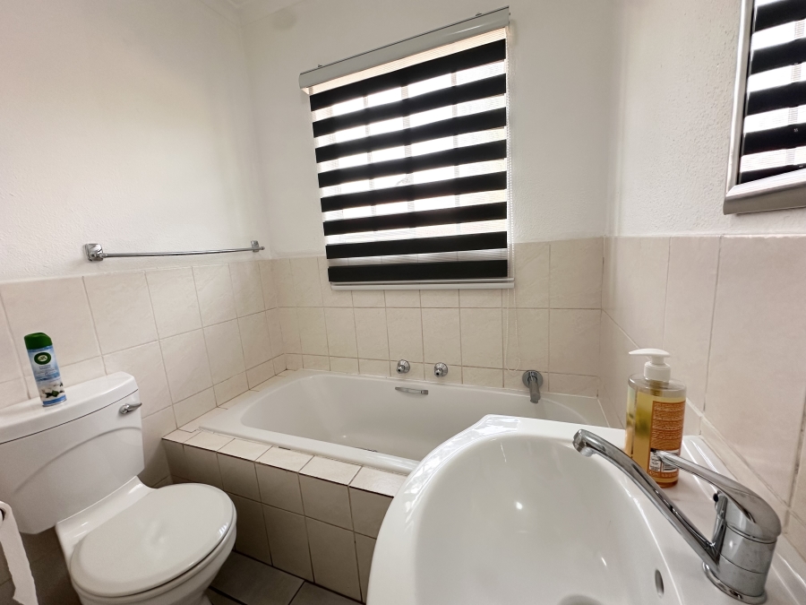 2 Bedroom Property for Sale in Heuwelsig Estate Gauteng