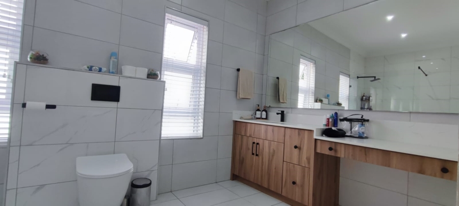 4 Bedroom Property for Sale in Eldoraigne Gauteng