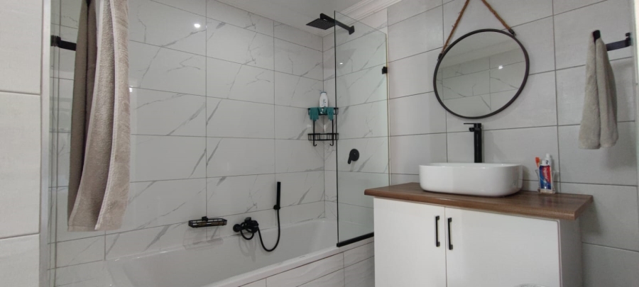 4 Bedroom Property for Sale in Eldoraigne Gauteng