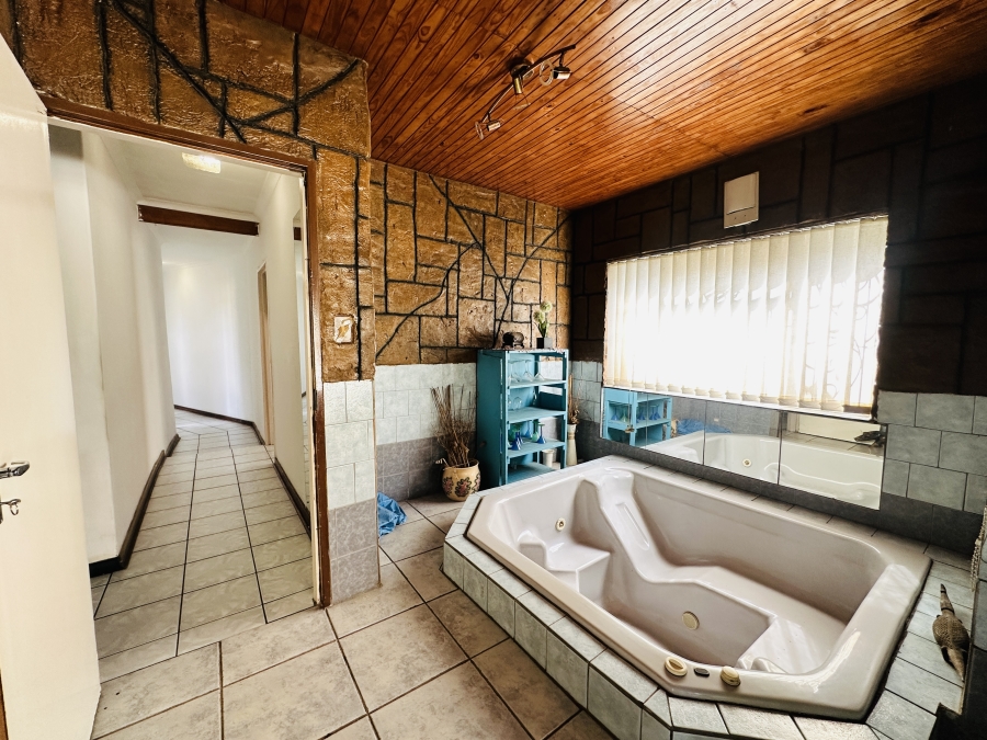 4 Bedroom Property for Sale in Verwoerdpark Gauteng