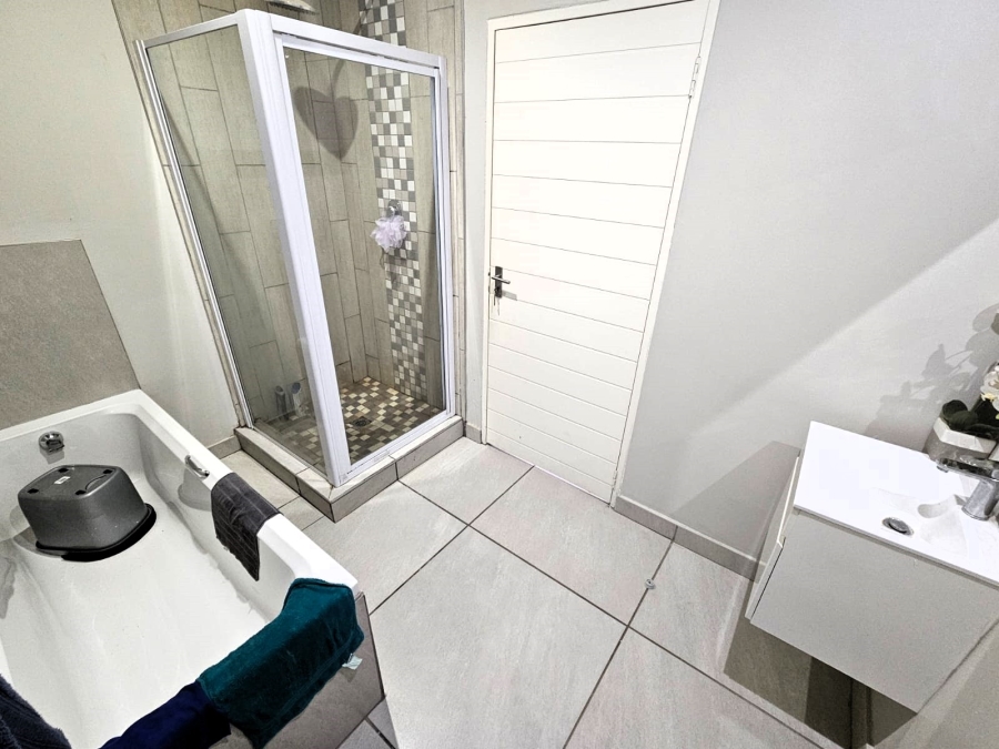 2 Bedroom Property for Sale in Die Hoewes Gauteng