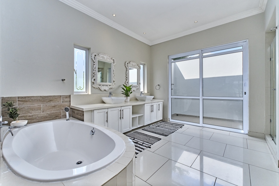 To Let 4 Bedroom Property for Rent in Waterfall Country Village Gauteng