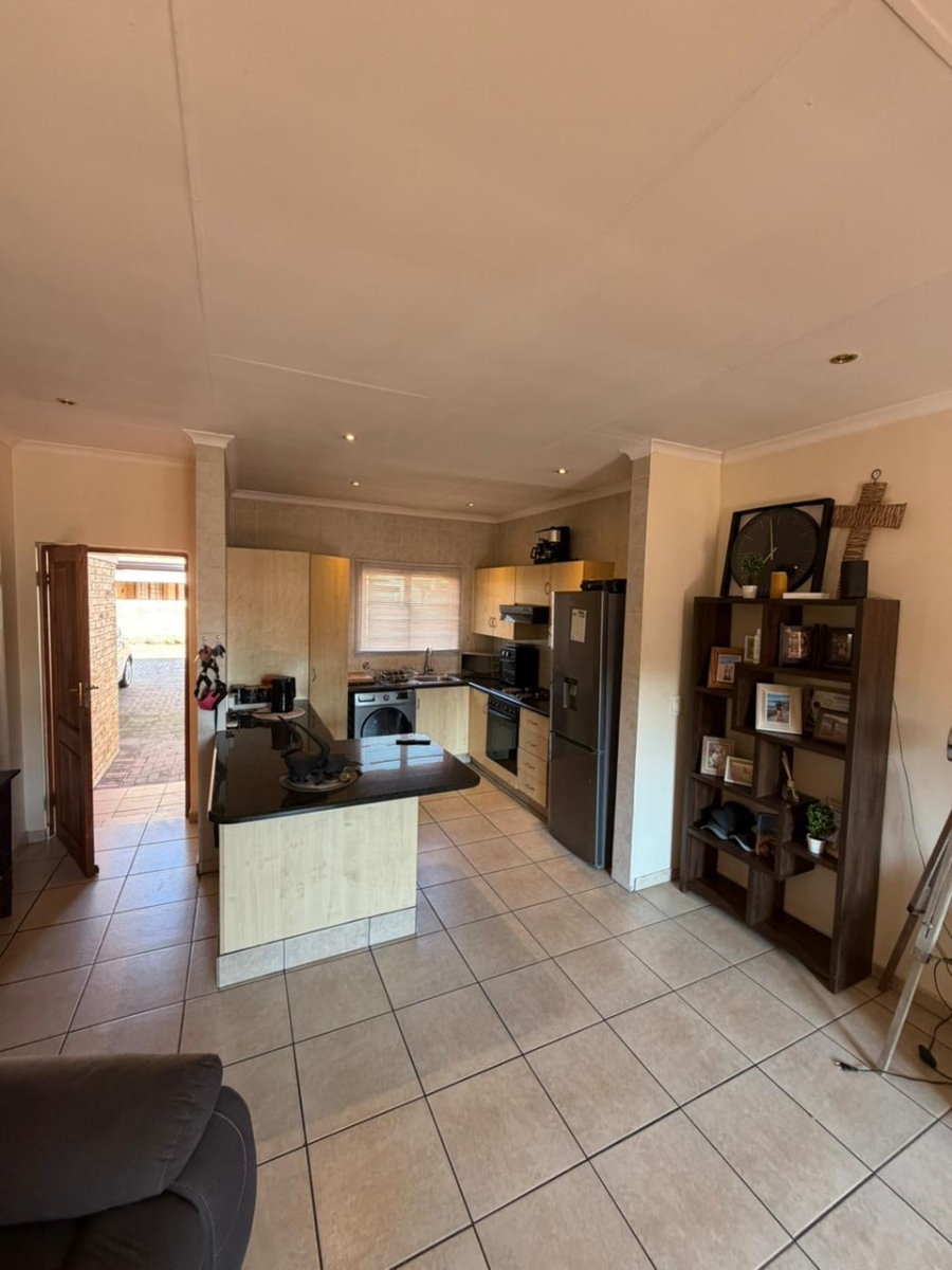 To Let 2 Bedroom Property for Rent in Sonneveld Gauteng