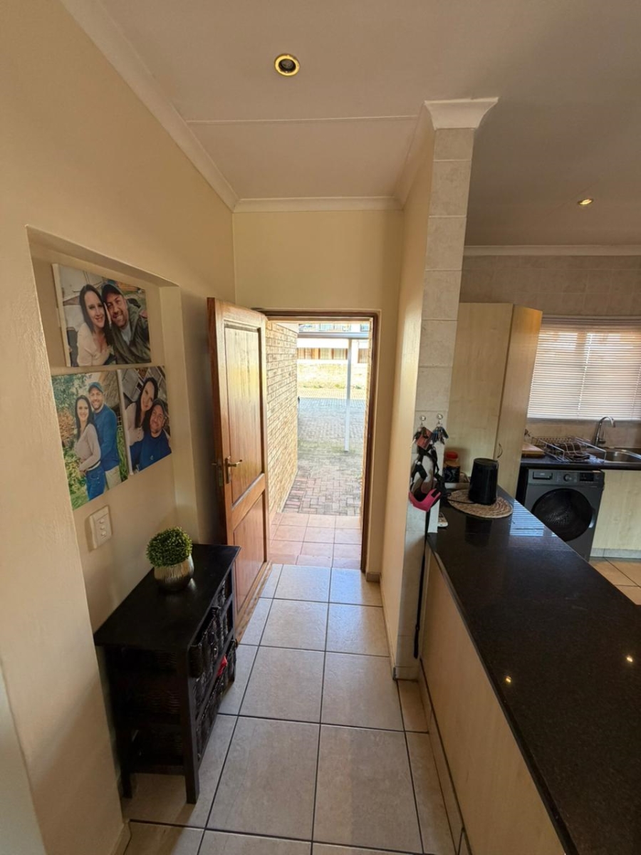 To Let 2 Bedroom Property for Rent in Sonneveld Gauteng