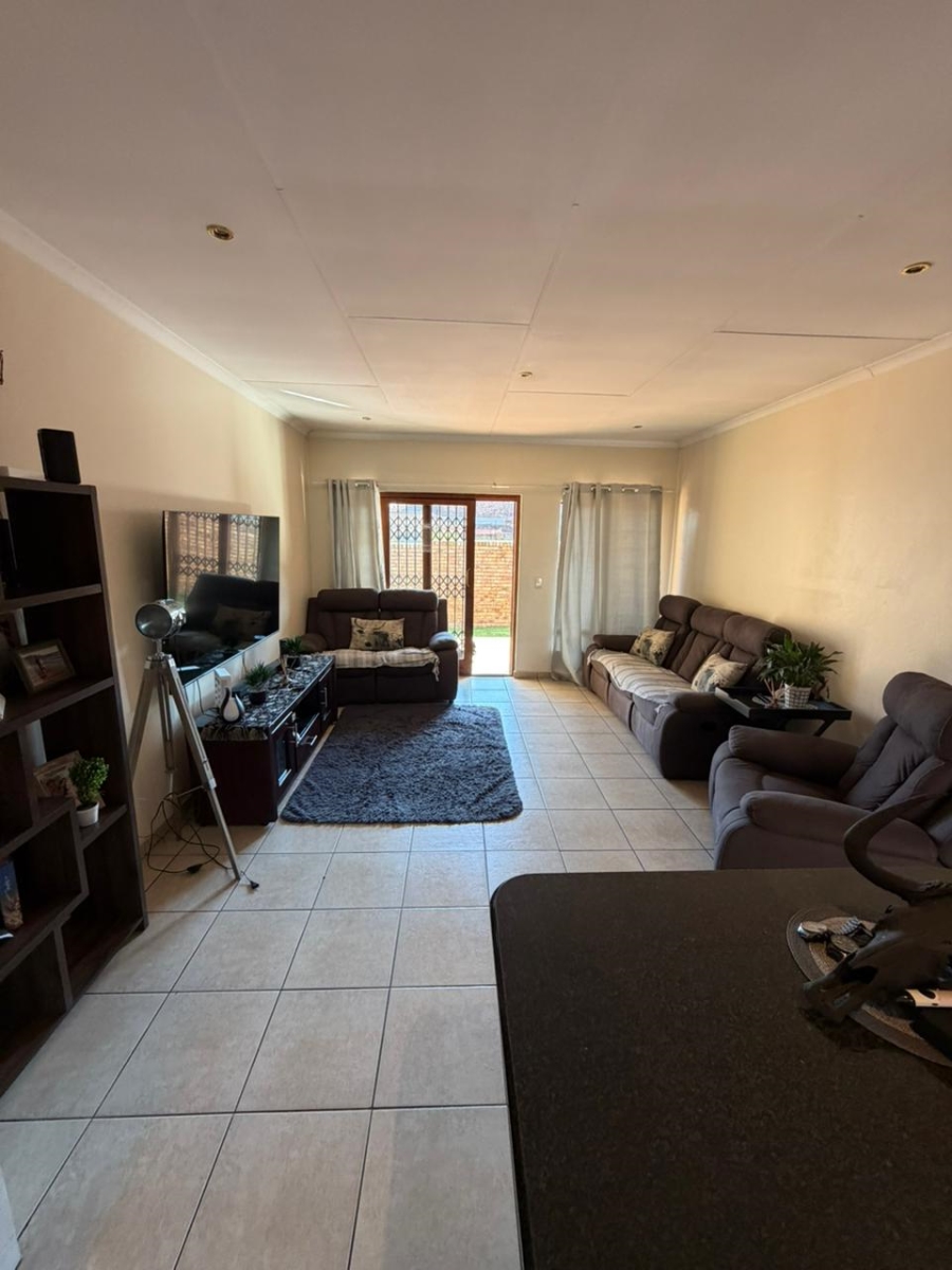 To Let 2 Bedroom Property for Rent in Sonneveld Gauteng