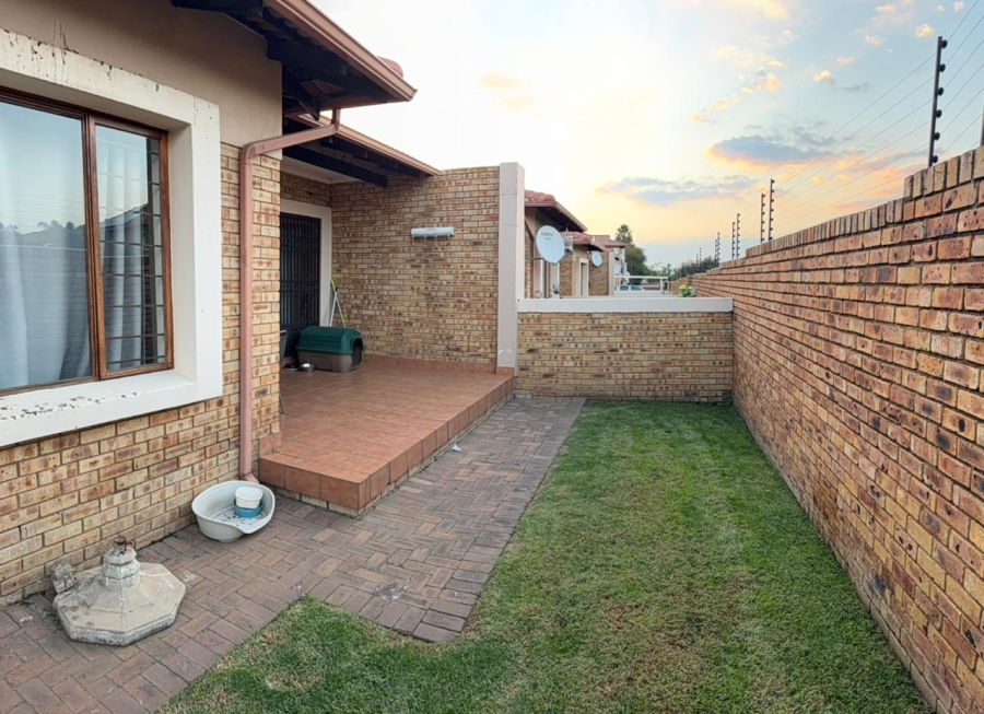 To Let 2 Bedroom Property for Rent in Sonneveld Gauteng
