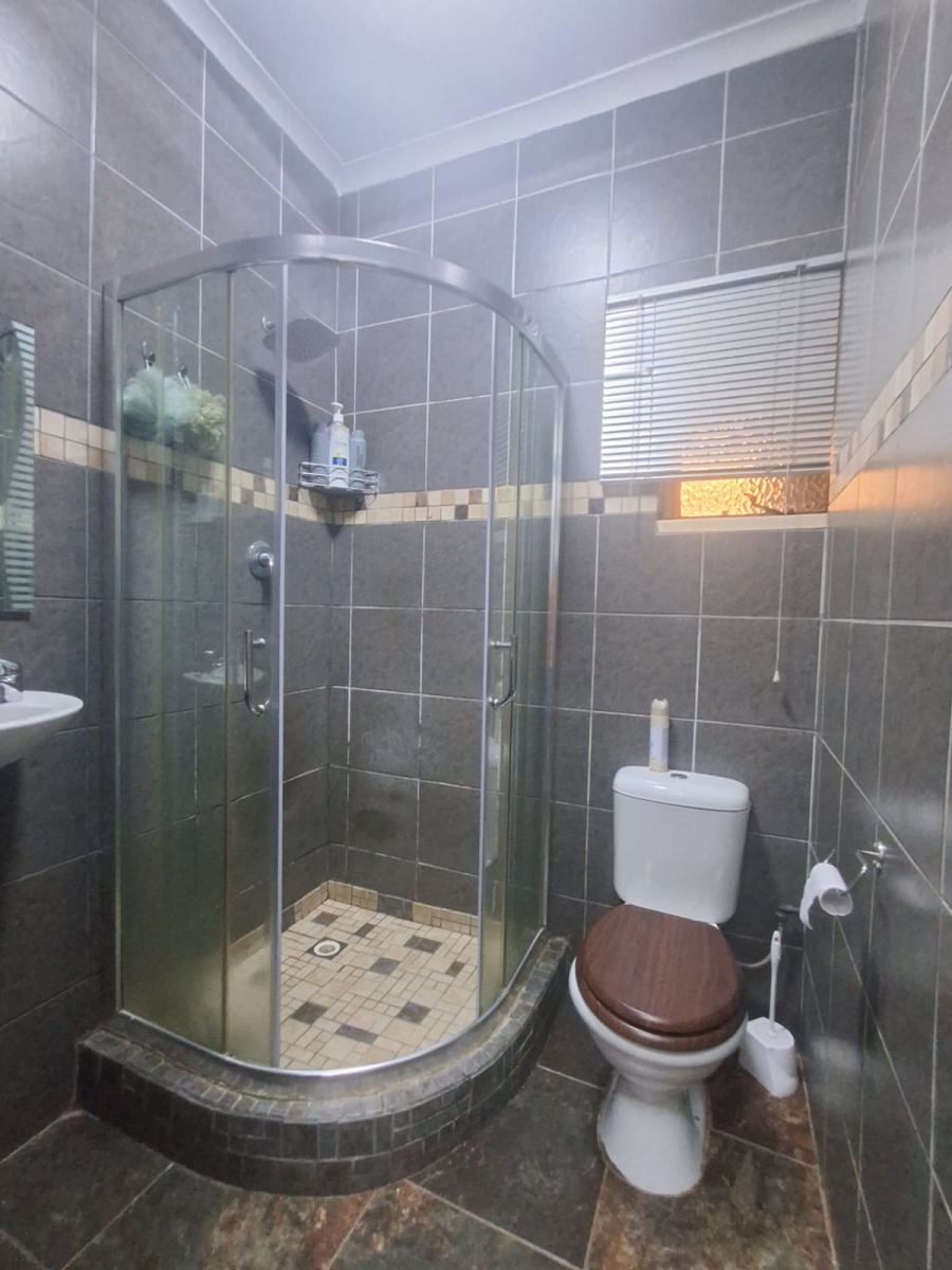 5 Bedroom Property for Sale in Duncanville Gauteng