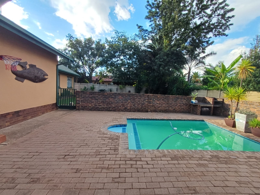 4 Bedroom Property for Sale in Vanderbijlpark SE 6 Gauteng
