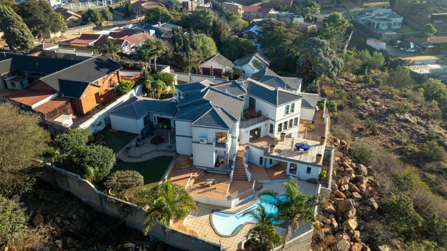 7 Bedroom Property for Sale in Ridgeway Gauteng