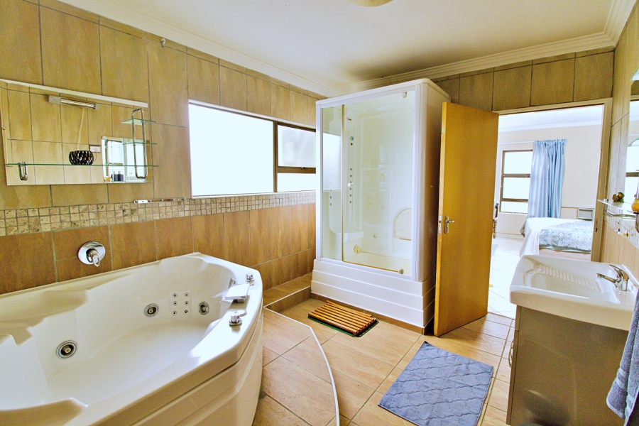 7 Bedroom Property for Sale in Ridgeway Gauteng