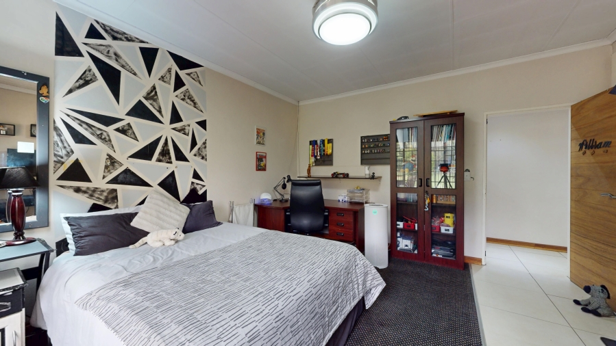 4 Bedroom Property for Sale in Lakefield Gauteng