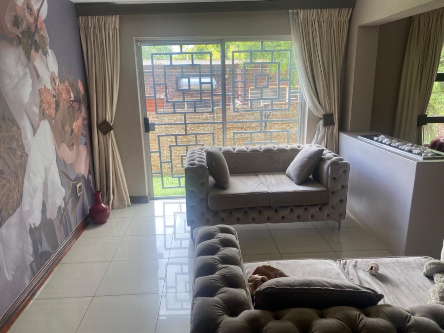 5 Bedroom Property for Sale in Illiondale Gauteng