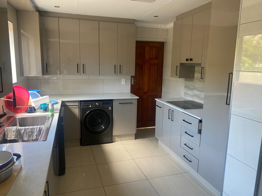 5 Bedroom Property for Sale in Illiondale Gauteng