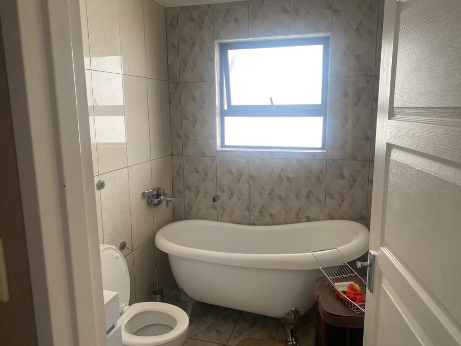 5 Bedroom Property for Sale in Illiondale Gauteng