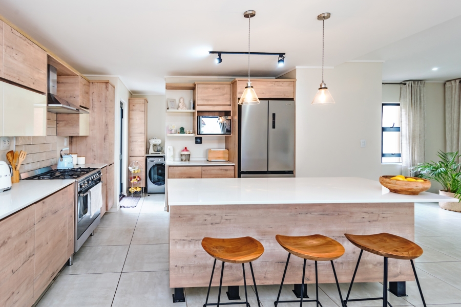 To Let 5 Bedroom Property for Rent in Amorosa Gauteng