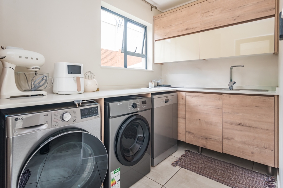 To Let 5 Bedroom Property for Rent in Amorosa Gauteng