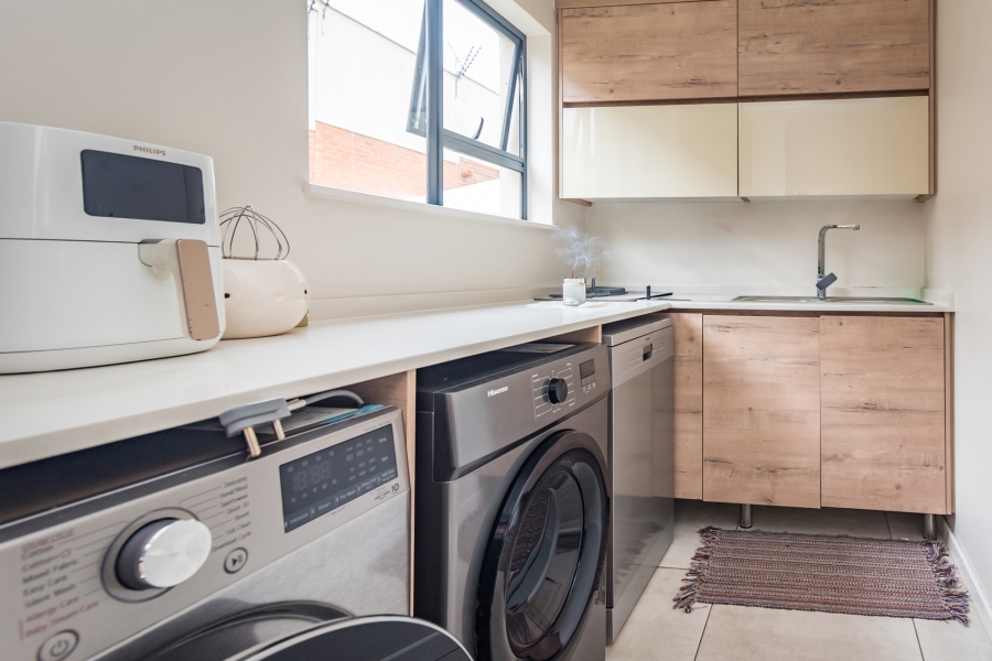 To Let 5 Bedroom Property for Rent in Amorosa Gauteng