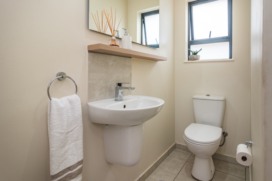 To Let 5 Bedroom Property for Rent in Amorosa Gauteng