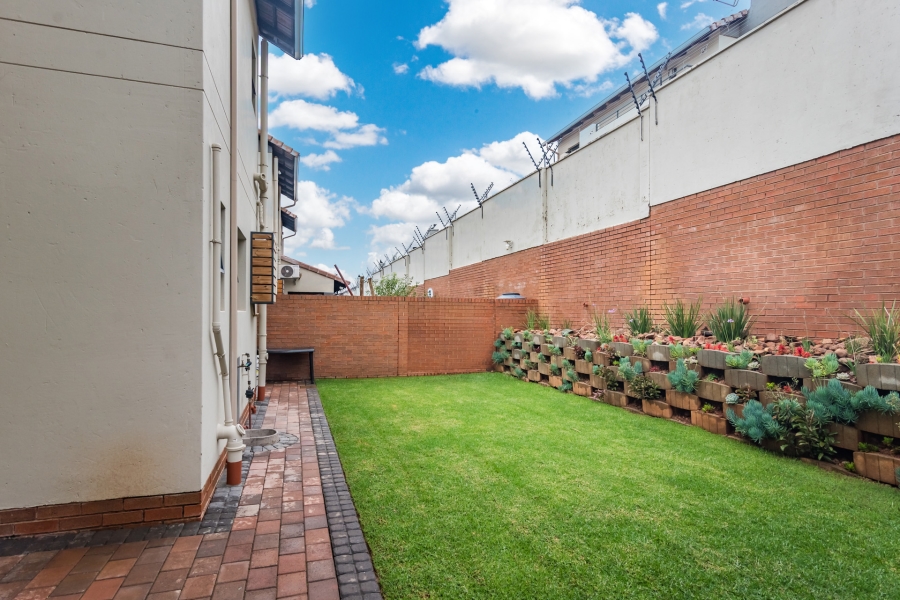 To Let 5 Bedroom Property for Rent in Amorosa Gauteng