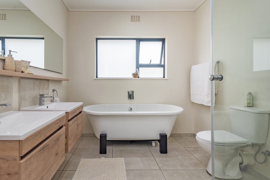 To Let 5 Bedroom Property for Rent in Amorosa Gauteng