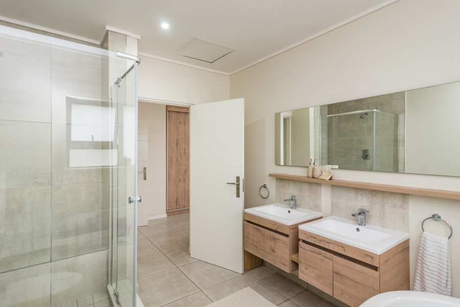 To Let 5 Bedroom Property for Rent in Amorosa Gauteng