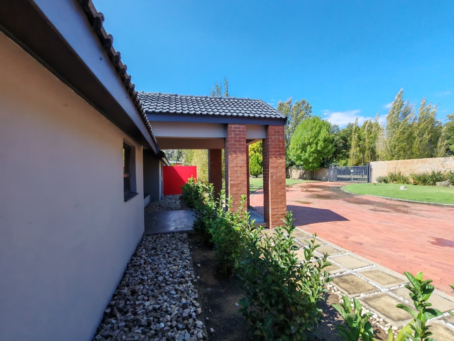5 Bedroom Property for Sale in Three Rivers Proper Gauteng