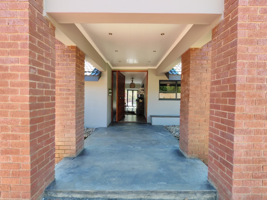 5 Bedroom Property for Sale in Three Rivers Proper Gauteng
