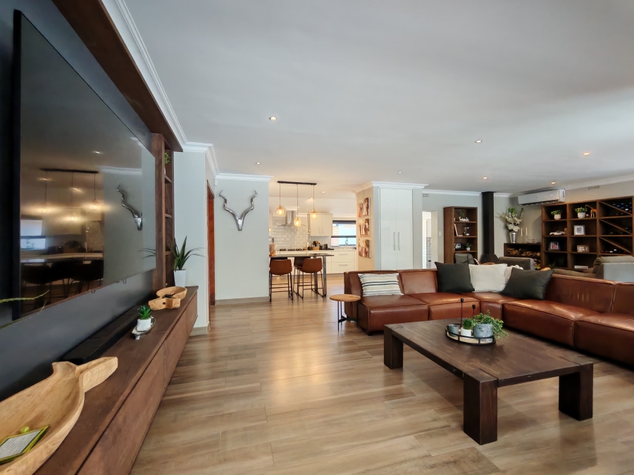 5 Bedroom Property for Sale in Three Rivers Proper Gauteng