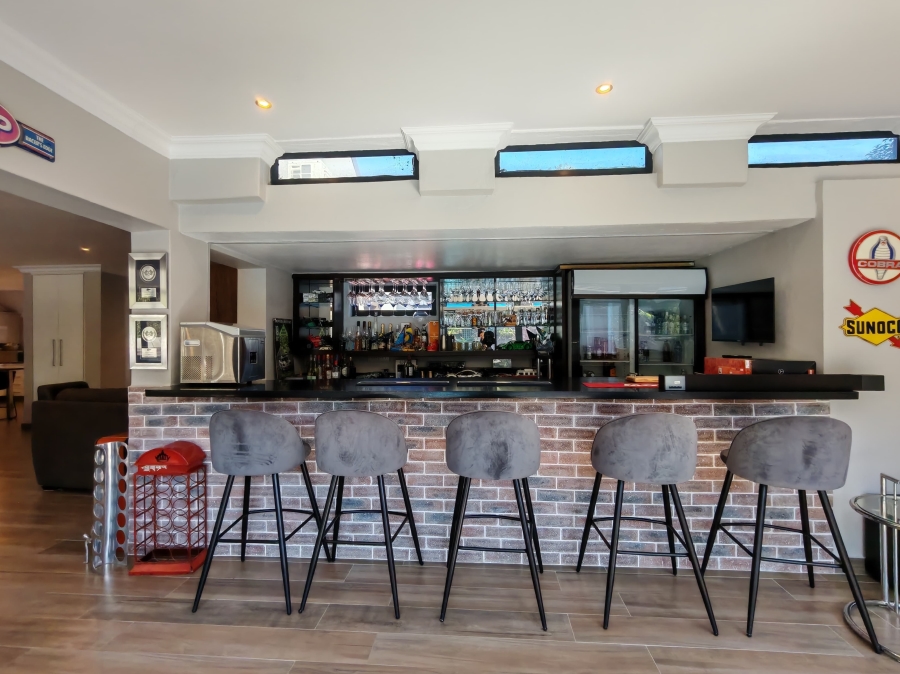 5 Bedroom Property for Sale in Three Rivers Proper Gauteng