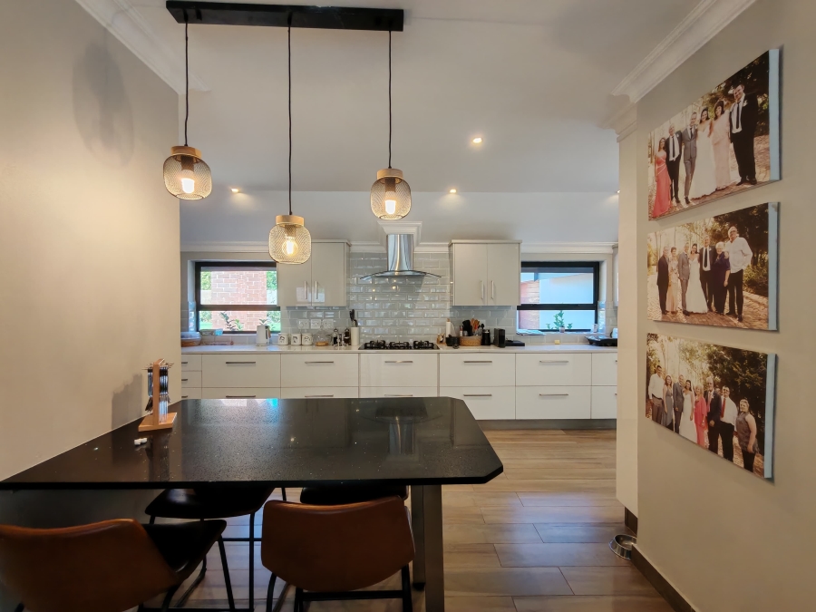 5 Bedroom Property for Sale in Three Rivers Proper Gauteng