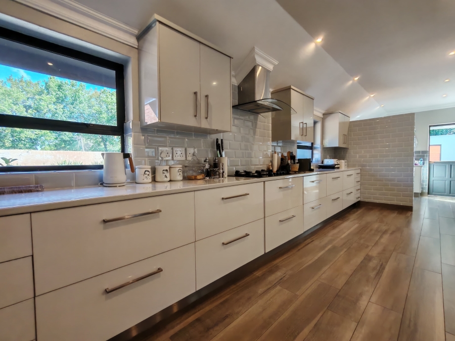 5 Bedroom Property for Sale in Three Rivers Proper Gauteng