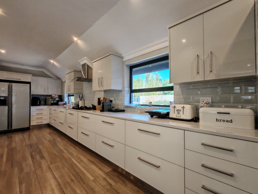 5 Bedroom Property for Sale in Three Rivers Proper Gauteng