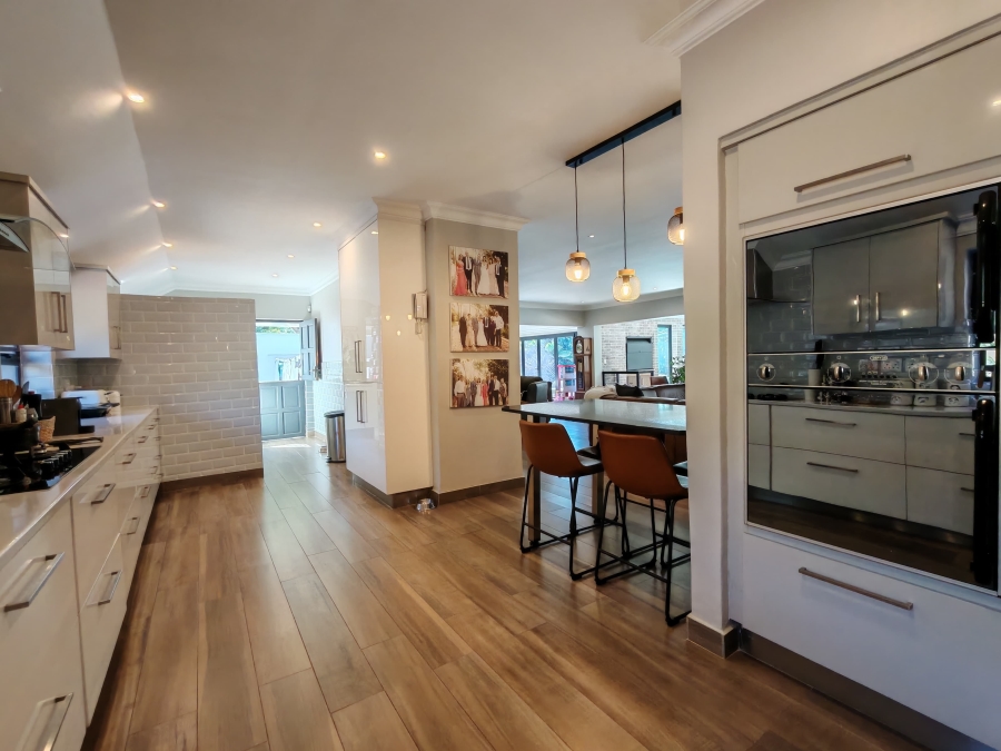 5 Bedroom Property for Sale in Three Rivers Proper Gauteng
