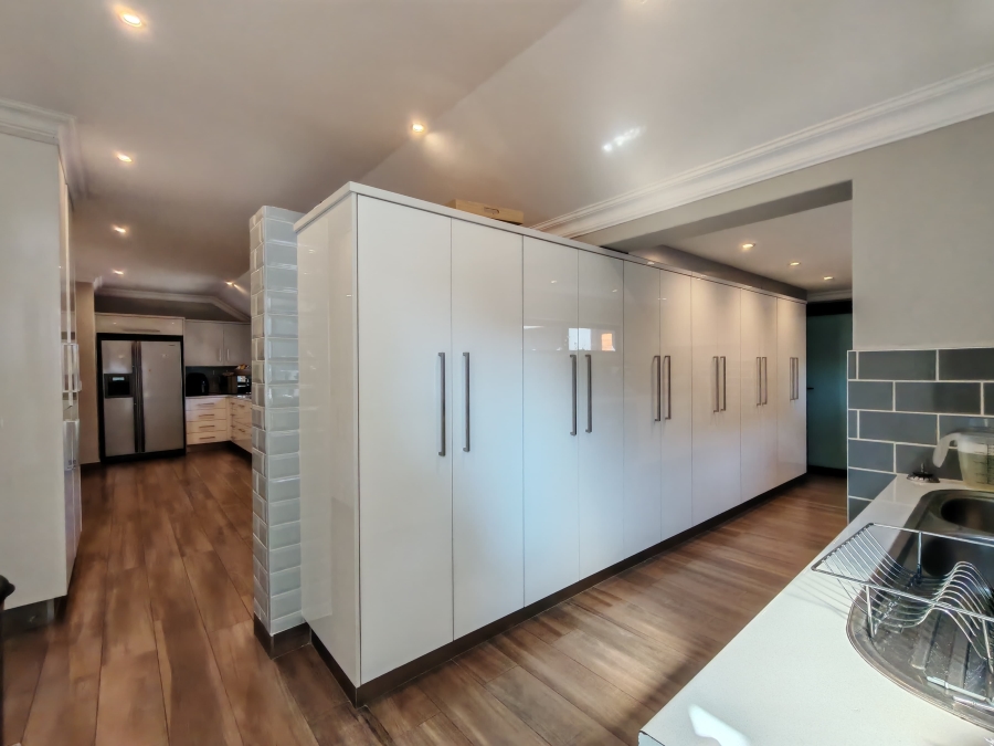 5 Bedroom Property for Sale in Three Rivers Proper Gauteng