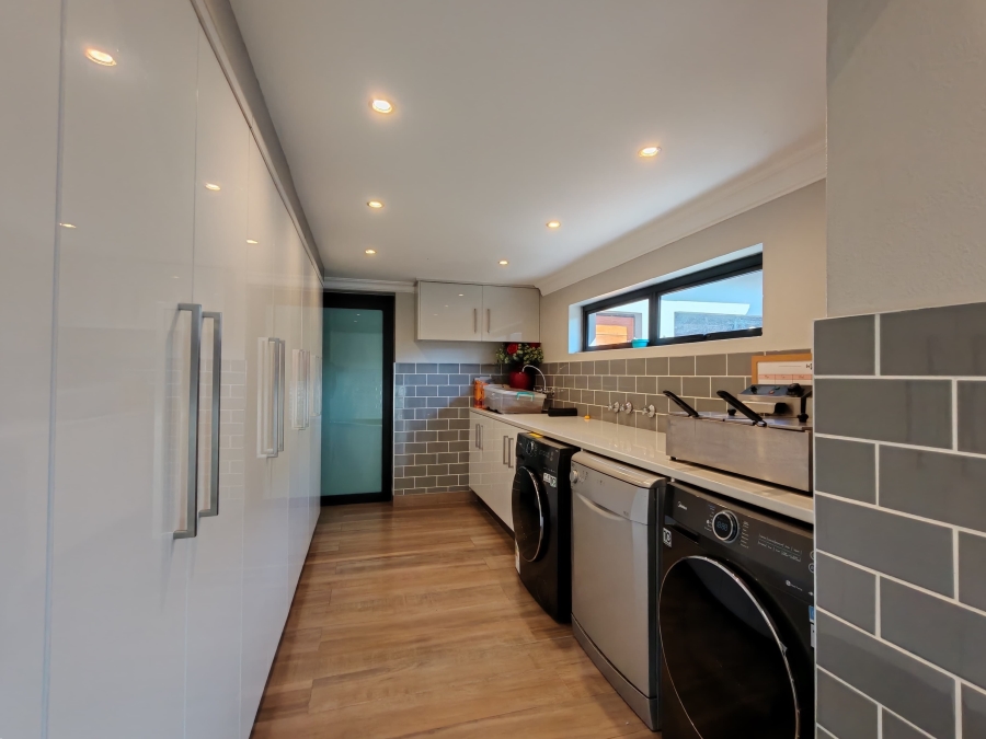 5 Bedroom Property for Sale in Three Rivers Proper Gauteng