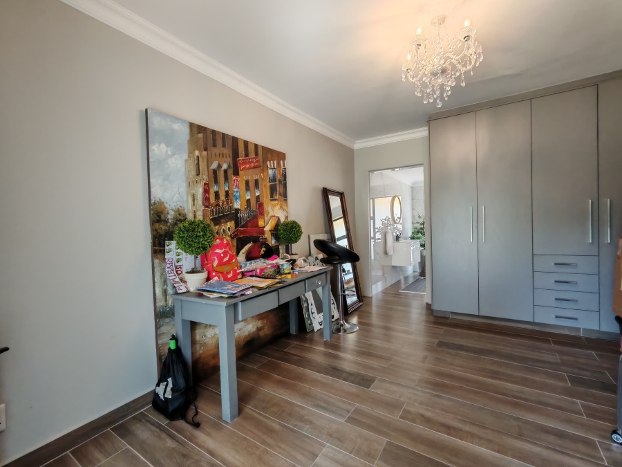 5 Bedroom Property for Sale in Three Rivers Proper Gauteng