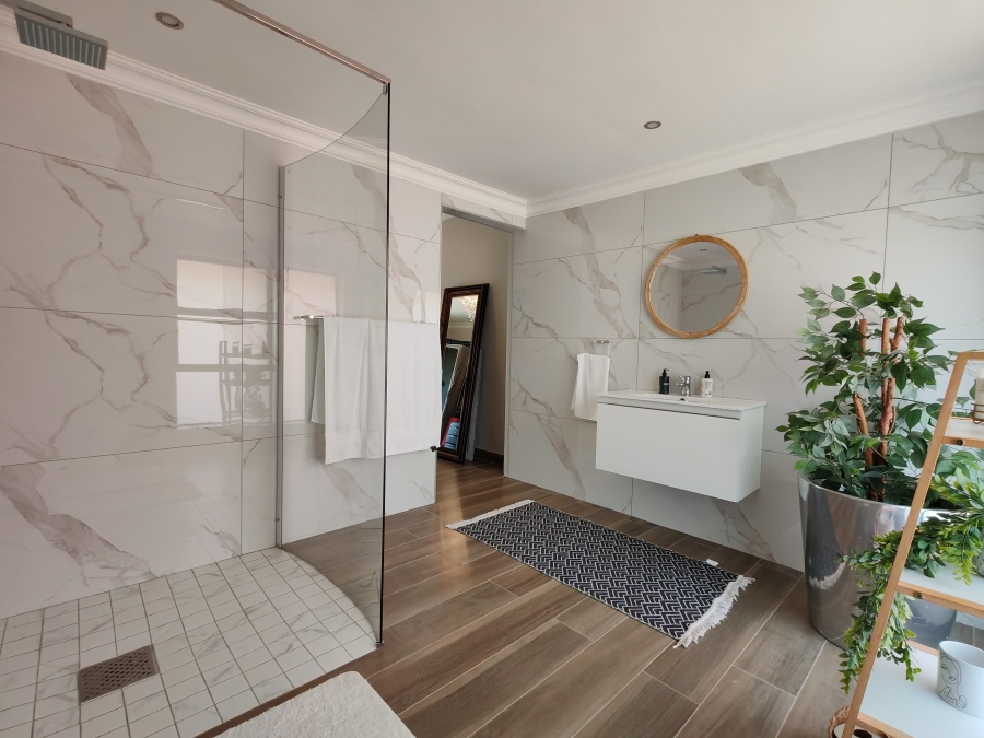 5 Bedroom Property for Sale in Three Rivers Proper Gauteng