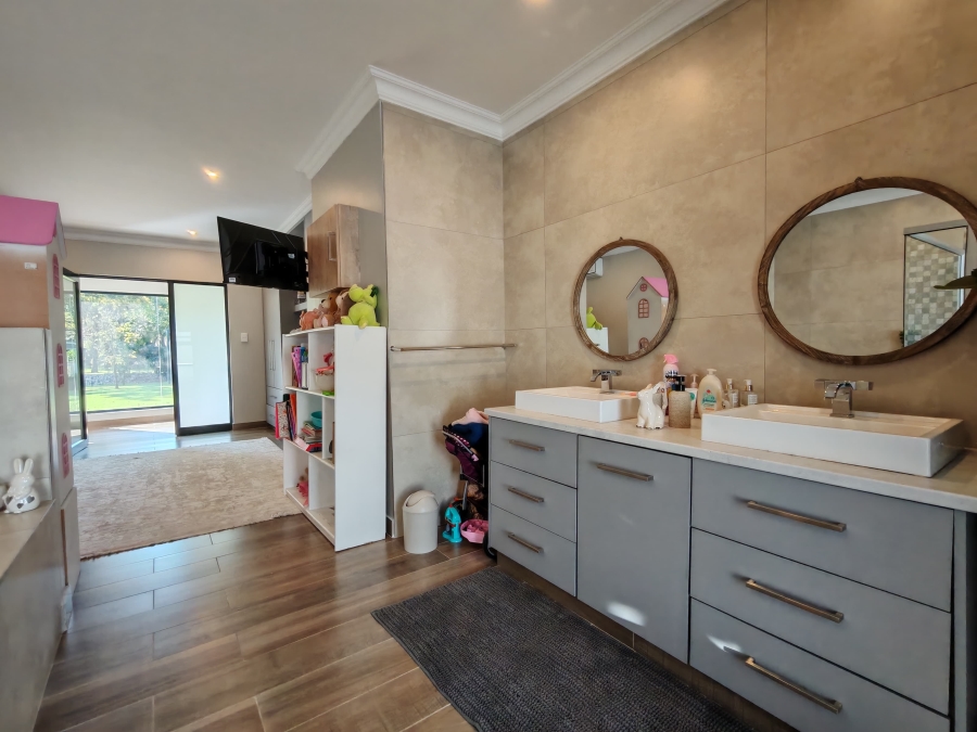 5 Bedroom Property for Sale in Three Rivers Proper Gauteng