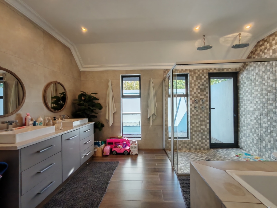 5 Bedroom Property for Sale in Three Rivers Proper Gauteng