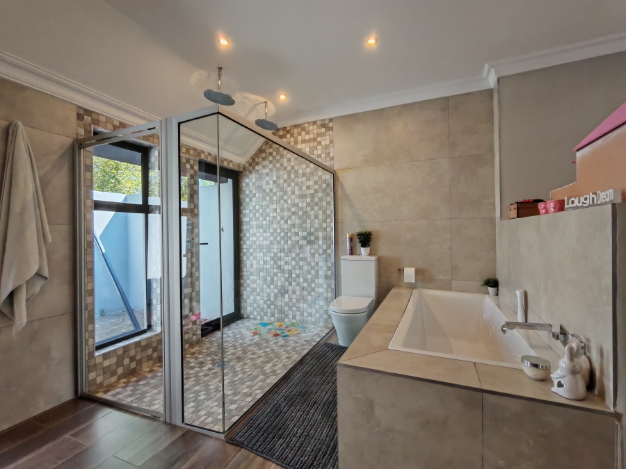 5 Bedroom Property for Sale in Three Rivers Proper Gauteng