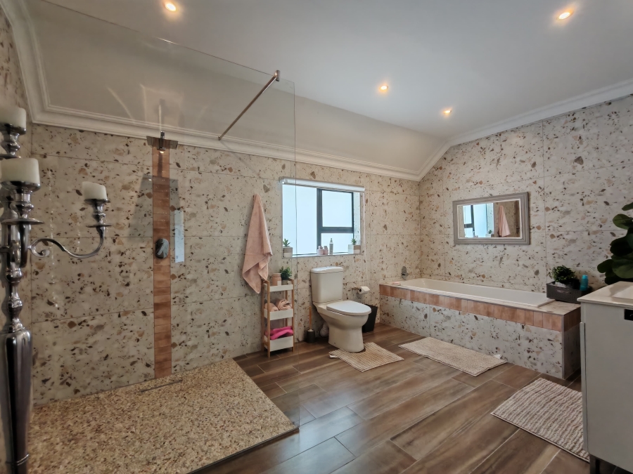 5 Bedroom Property for Sale in Three Rivers Proper Gauteng