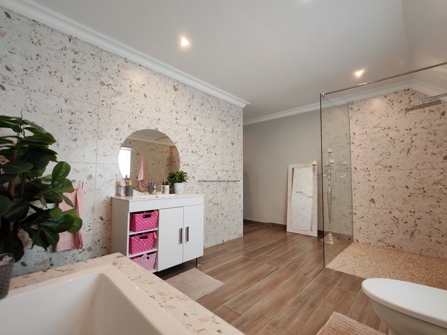 5 Bedroom Property for Sale in Three Rivers Proper Gauteng