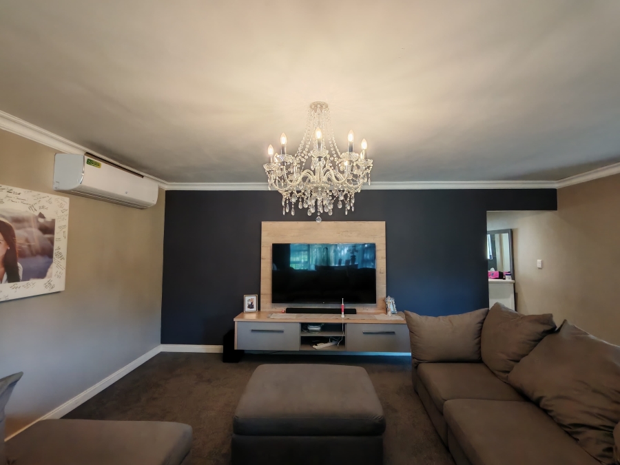 5 Bedroom Property for Sale in Three Rivers Proper Gauteng