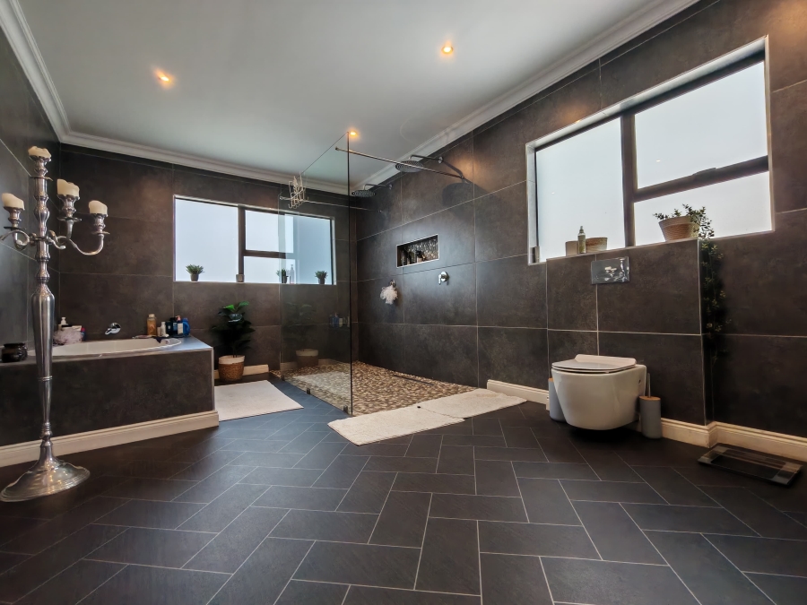 5 Bedroom Property for Sale in Three Rivers Proper Gauteng
