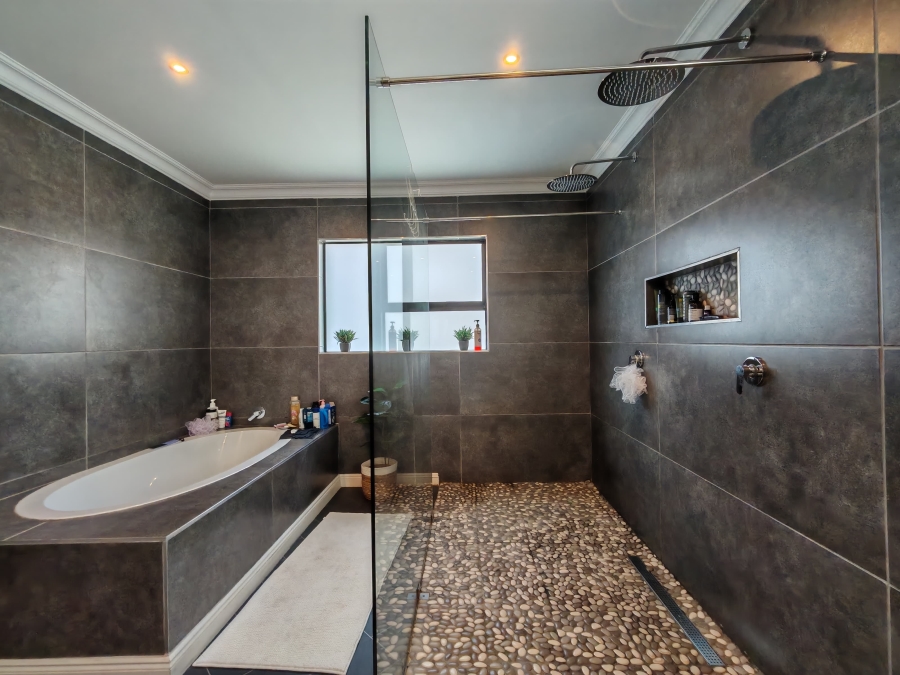 5 Bedroom Property for Sale in Three Rivers Proper Gauteng